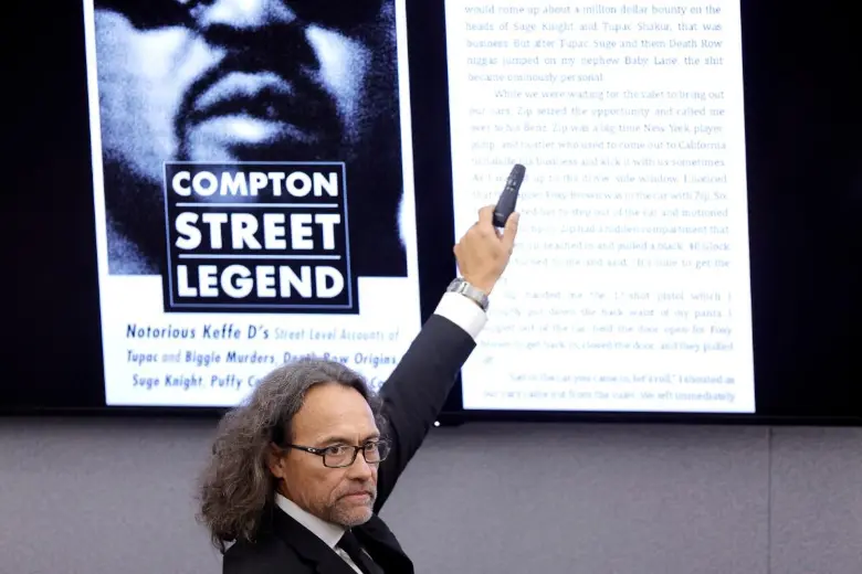 Libro <i>Compton Street Legend</i> (<i>Leyenda de las calles de Compton). FOTO: </i> STEVE MARCUS / AFP