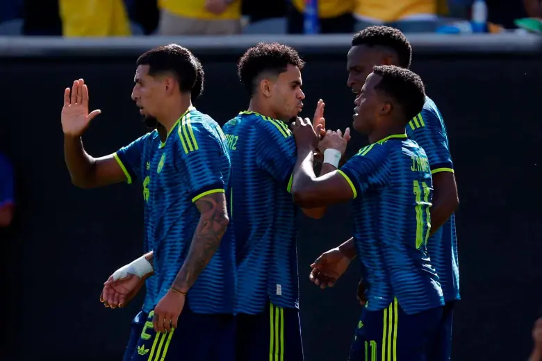 Los jugadores de la Selección Colombia celebran con Jhon Arias, responsable de los dos goles de la victoria parcial ante Jordania. Foto: Getty