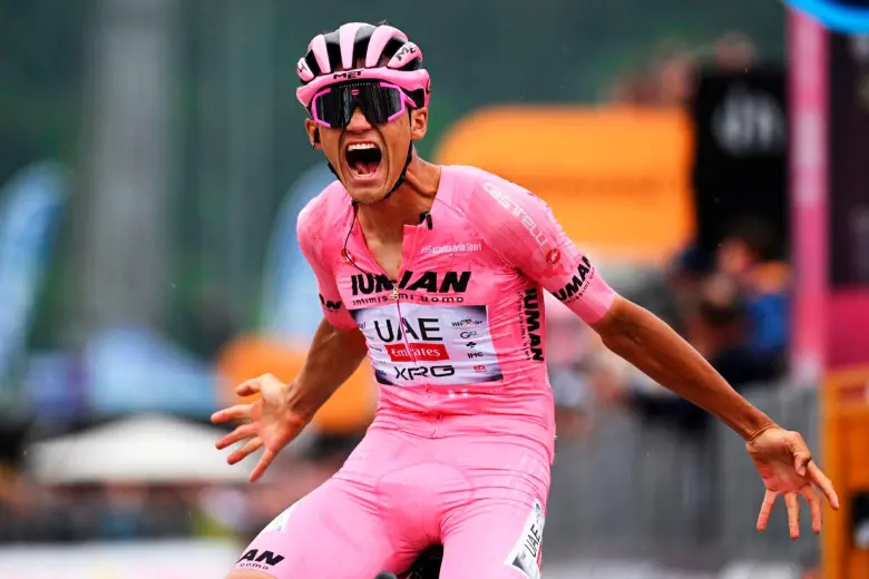 Isaac del Toro celebra su victoria en la etapa 17 del Giro del Italia y se mantiene como líder. FOTO GETTY