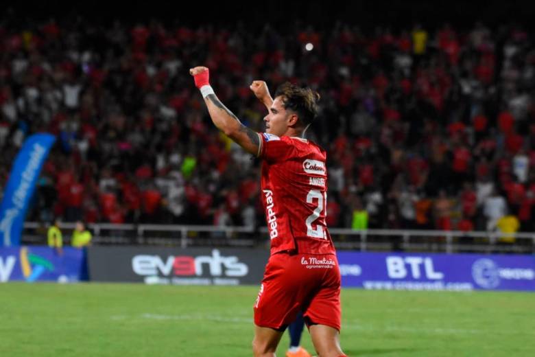 Tomás Ángel celebra su gol en la goleada que América le propinó a Junior, en el estadio Francisco Rivera Escobar, de Palmira, por la séptima fecha de la Liga BetPlay. FOTO COLPRENSA 