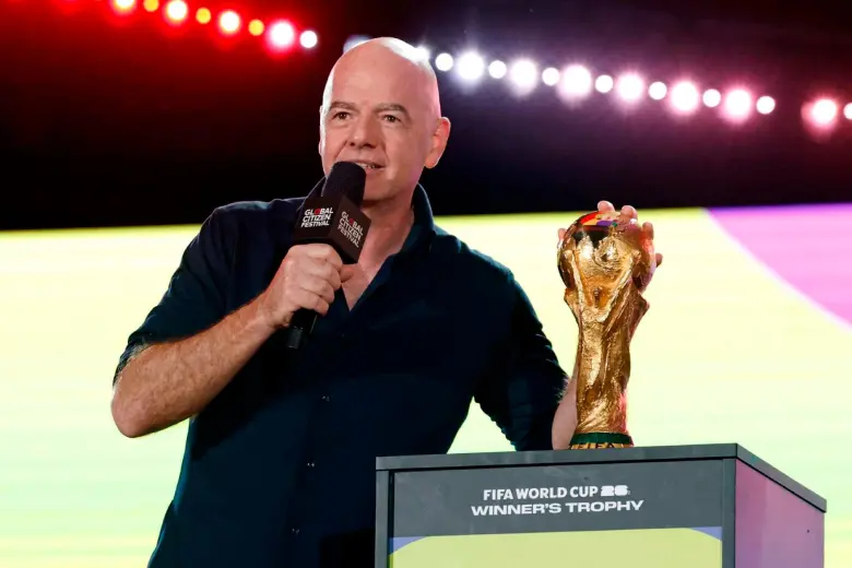 Gianni Infantino, presidente de Fifa, sigue en el ojo del huracán por su propuesta de peremitir el ingreso de inversores privados al fútbol. FOTO GETTY