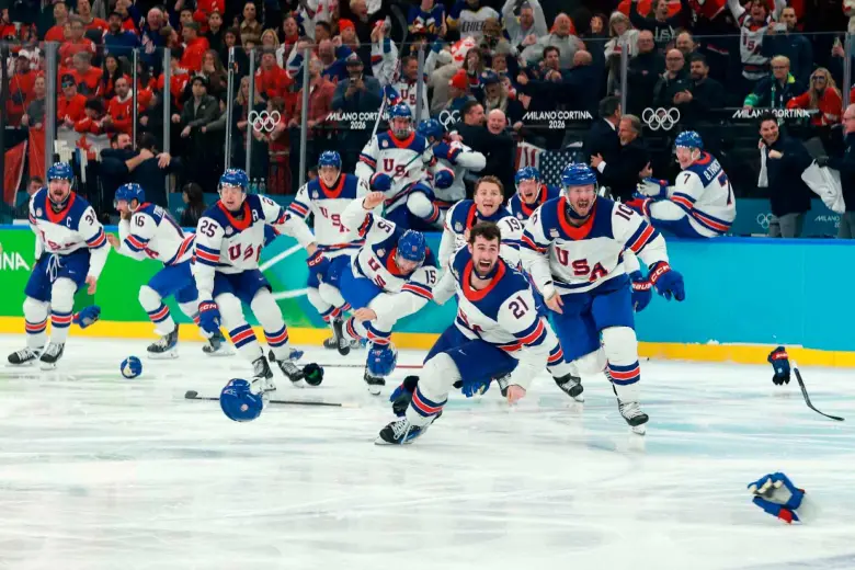 La selección de Estados Unidos celebra el oro del hockey ganado en el cierre de los Juegos Olímpicos de Invierno. FOTO GETTY
