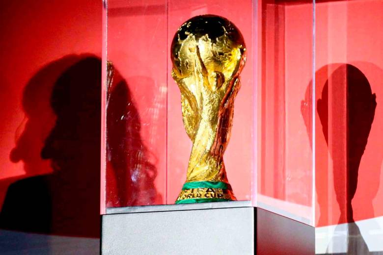 Este es el trofeo de la Copa Mundo que está haciendo su recorrido por los países clasificados a la próxima cita de México, Canadá y Estados Unidos. FOTO COLPRENSA 