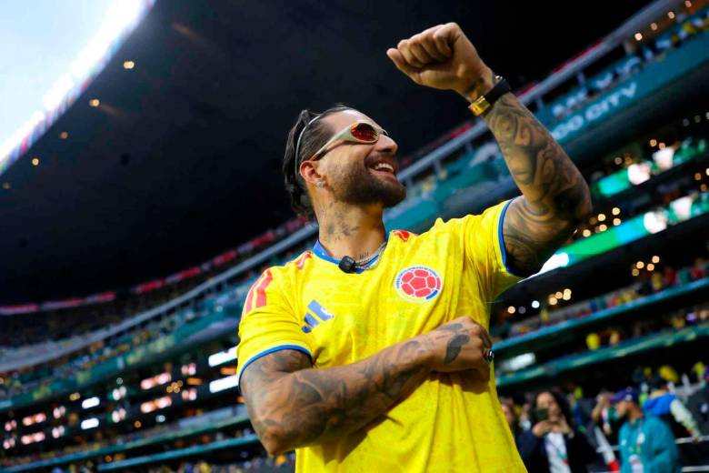 El antioqueño Maluma fue uno de los artistas que llegó al estadio Azteca para acompañar a la Selección en el debut del Mundial de Norteamérica en México. FOTO AFP
