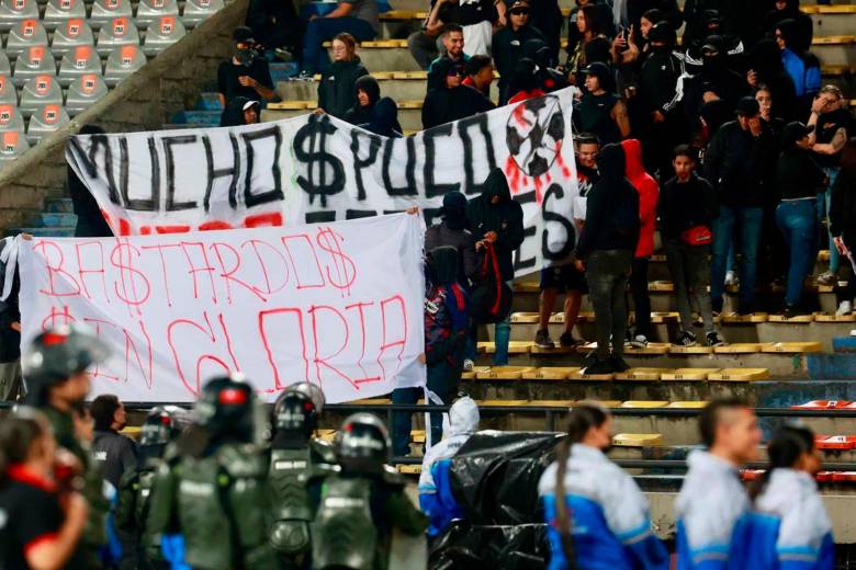Además de prender bengalas los aficionados mostraron pancartas con mensajes fuertes, no solo contra los dirigentes y jugadores sino contra Fifa, Conmebol, Dimayor y otras entidades. FOTO MANUEL SALDARRIAGA