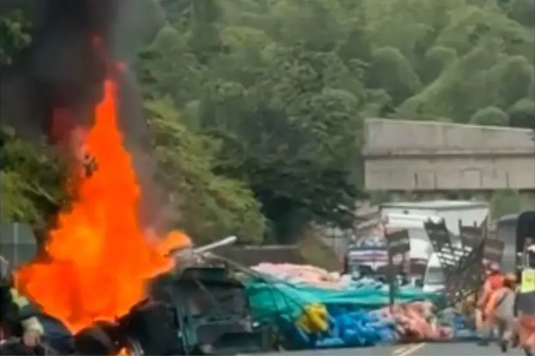 La colisión entre un bus de pasajeros y un vehículo de carga ha provocado varios muertos y heridos. Foto: Captura de video