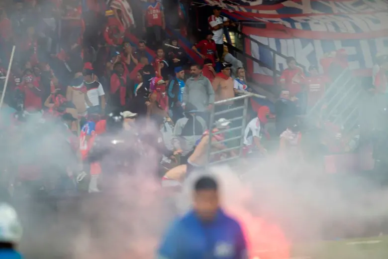 Los aficionados invadieron el campo del Atanasio Girardot generando pánico y destrucción. FOTO EL COLOMBIANO 