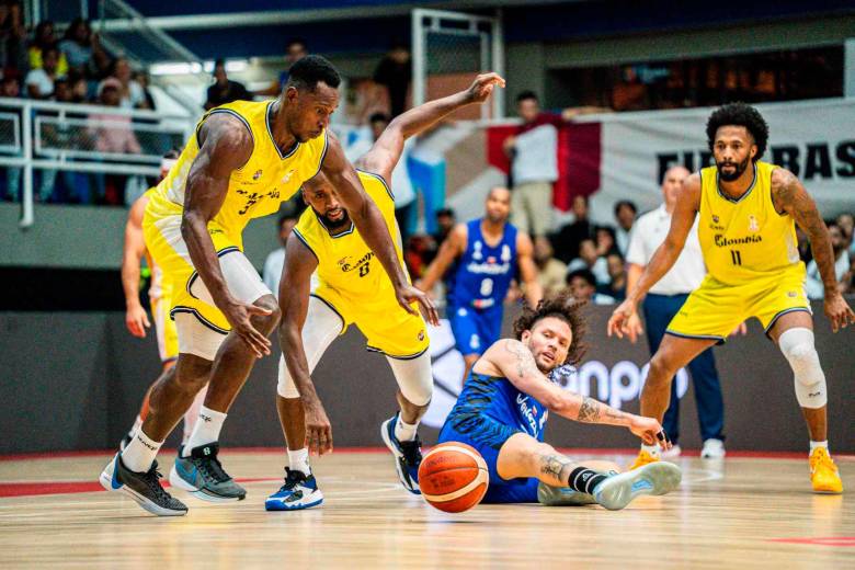 El antioqueño Juan Diego Tello lucha por la pelota en el duelo entre Colombia y Venezuela, por la clasificación del Mundial de 2027. FOTO: Cortesía Fiba