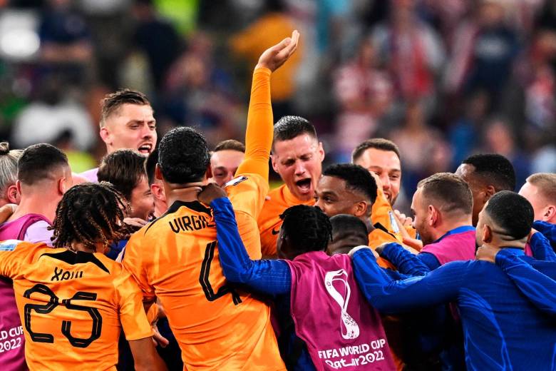 La selección de Países Bajos celebró su paso a los cuartos de final del Mundial de Qatar, tras derrotar a Estados Unidos 3-1. FOTO EFE 