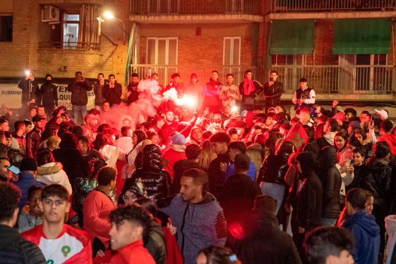 Con cánticos y pirotecnia, los fanáticos colmaron las calles de Madrid. FOTO EFE