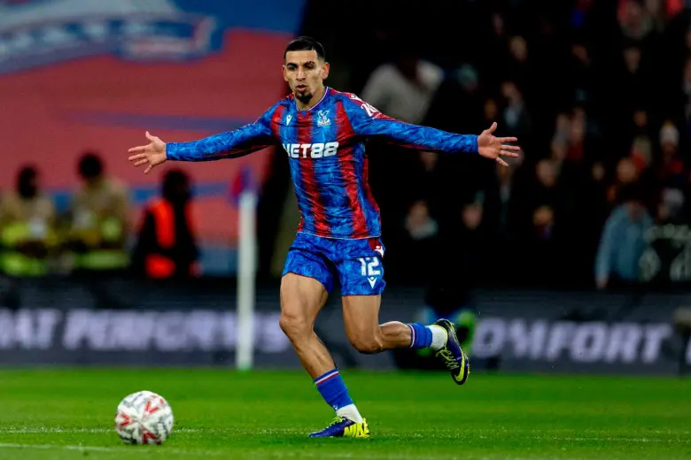 Daniel Muñoz, quien tiene 29 años de edad, ya supero la barrera de los 100 partidos con el Crystal Palace y el club le reconoció su rendimiento y producción. FOTO GETTY 