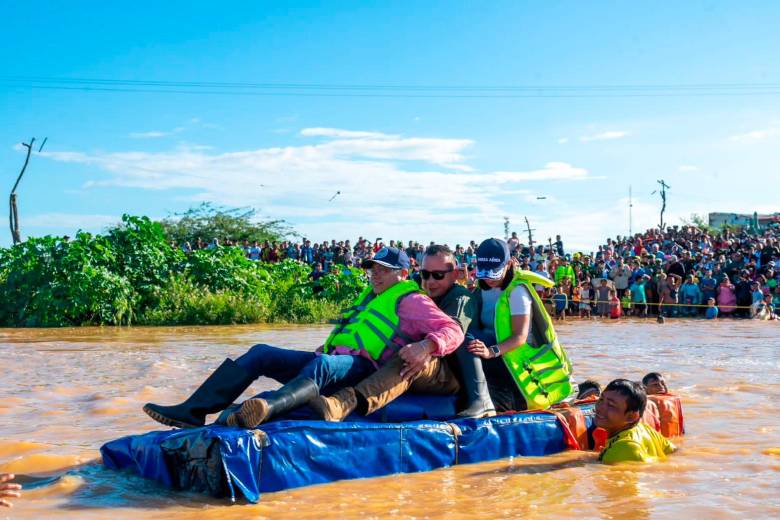 La Indumil se encargaría de la construcción y el batallón de Ingenieros Militares instalaría los puentes. FOTO CORTESÍA PRESIDENCIA