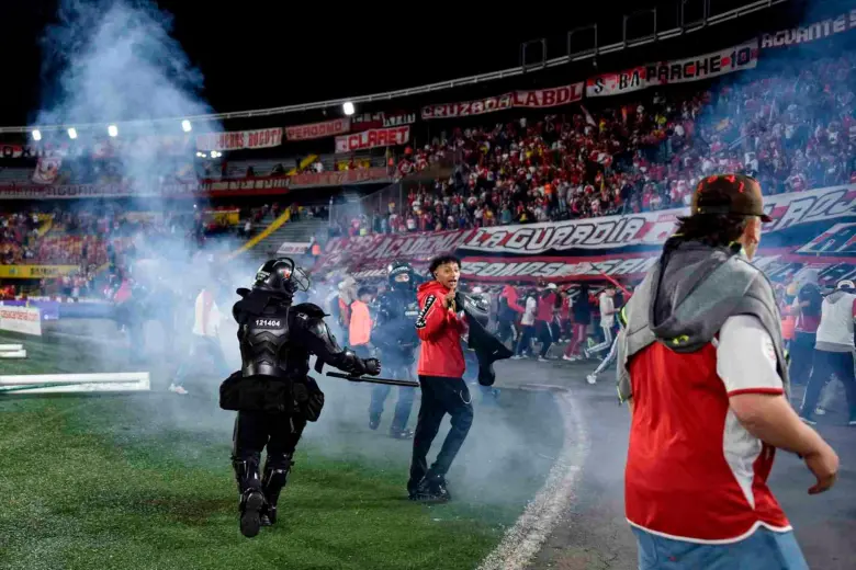 Se reanuda el partido Santa Fe - América en El Campín, tras disturbios e invasión del campo