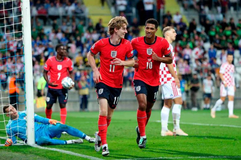 Los jugadores Anthony Gordon y Jude Bellingham celebran en la victoria 7-0 de Inglaterra sobre Croacia. Ambos marcaron y sus goles fueron a los 39 y 21 minutos, respectivamente. FOTO GETTY