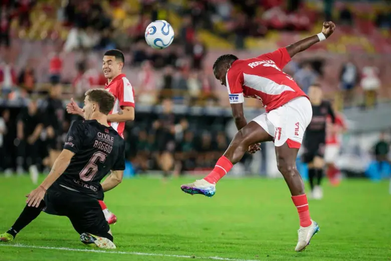 Hugo Rodallega con este remate le dio la victoria a Santa Fe 2-1 ante Platense en el estadio El Campín. FOTO COLPRENSA 