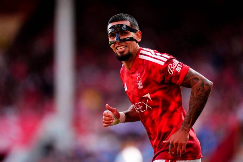El antioqueño Daniel Muñoz debutó con el Nottingham Forest, en el empate sin goles ante Tottenham por la tercera fecha de la Liga Premier. FOTO GETTY 