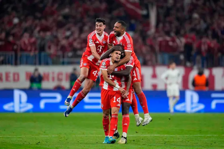 El colombiano Luis Díaz celebra el tanto que marcó con el Bayern Múnich para la clasificación a la semifinal de la Champions League. FOTO GETTY 