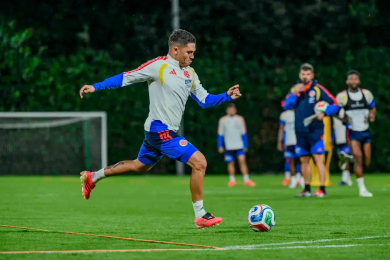 La Selección Colombia realizó el último entrenamiento en Bogotá, antes del juego de despedida en El Campín ante Costa Rica. Juan Fernando Quintero y sus compañeros están listos para emprender el viaje al Mundial. FOTO CORTESÍA FCF