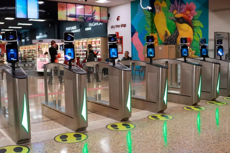 En el José María Córdova solo 2 de cada 10 pasajeros usan el sistema de control migratorio Biomig: buscan subir la cifra