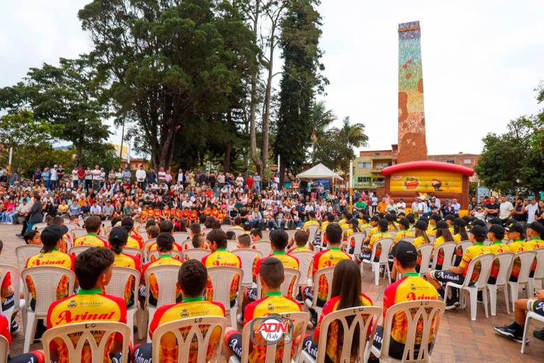 El acto central en el parque principal de El Carmen de Viboral se hizo la presentación del equipo de ciclismo que estará en varios eventos nacionales y regionales. FOTO Éder Garcés - ADN Cycling