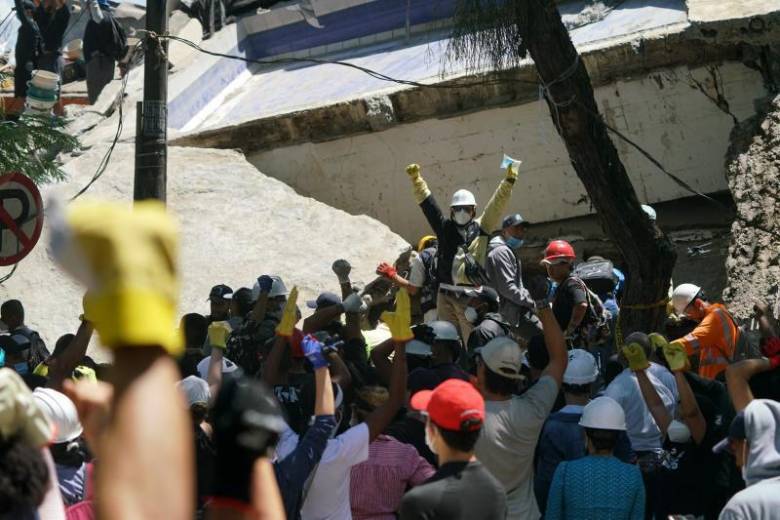 Rescate en edificio en Cali, luego del terremoto. Las personas salieron con vida. Fotografías Jorge Orozco/El País/Colprensa.
