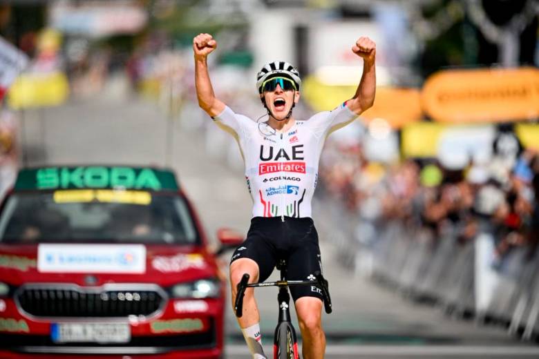 Tadej Pogačar celebra su triunfo en la cuarta etapa del Tour de Francia y recuperó el liderato de la competencia. FOTO TOMADA @LeTour
