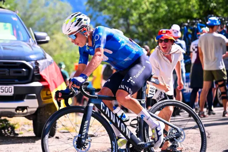 El ciclista colombiano Éiner Rubio quien disputaba el Tour de Francia sufrió un accidente en la etapa 19 y tuvo que abandonar la competencia, tras chocar con un carro de la caravana deportiva. FOTO CORTESÍA @Movistar_Team