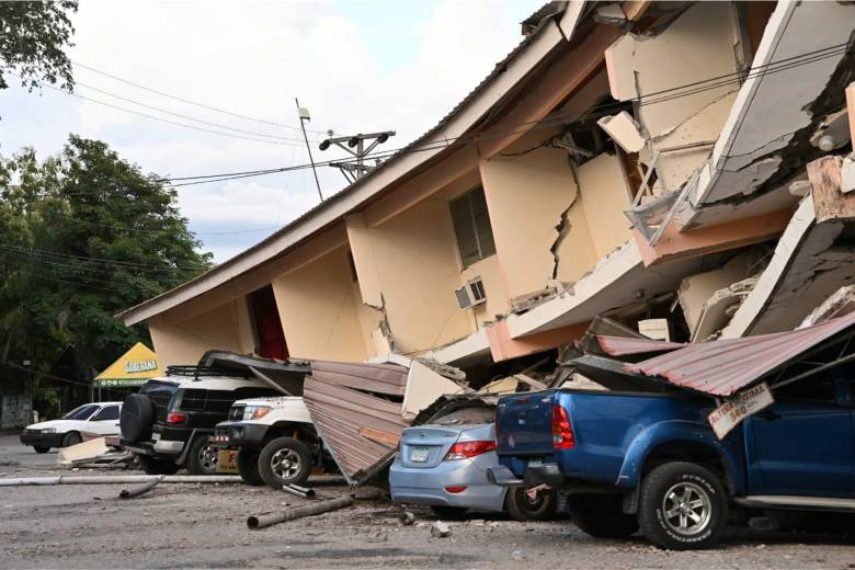 Un edificio quedó casi completamente destruido después del terremoto, aplastando a los vehículos que estaban parqueados debajo. Foto: AFP.