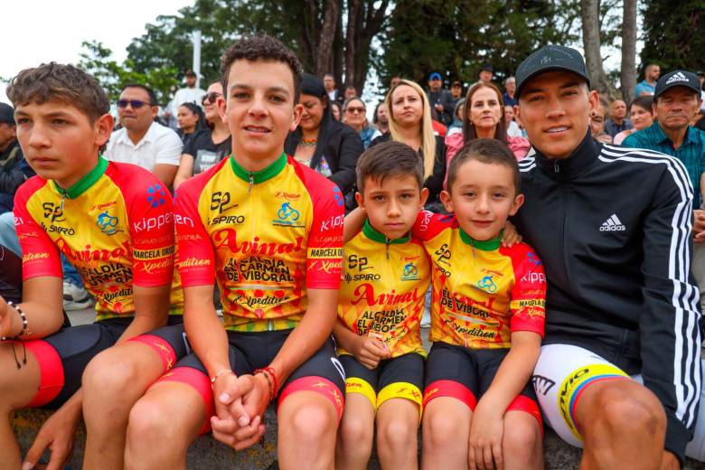 Los pequeños que hacen parte de la escuela y del equipo profesional de ciclismo Avinal-Alcaldía El Carmen de Viboral, compartieron con el campeón. FOTO Éder Garcés - ADN Cycling