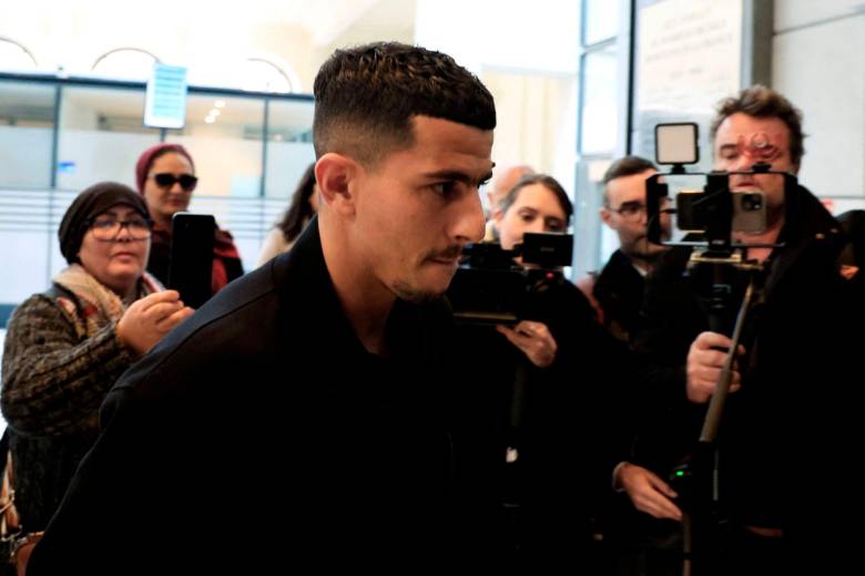 El futbolista argelino del Niza Youcef Atal, llegando al tribunal de la ciudad del sur de Francia. FOTO AFP 
