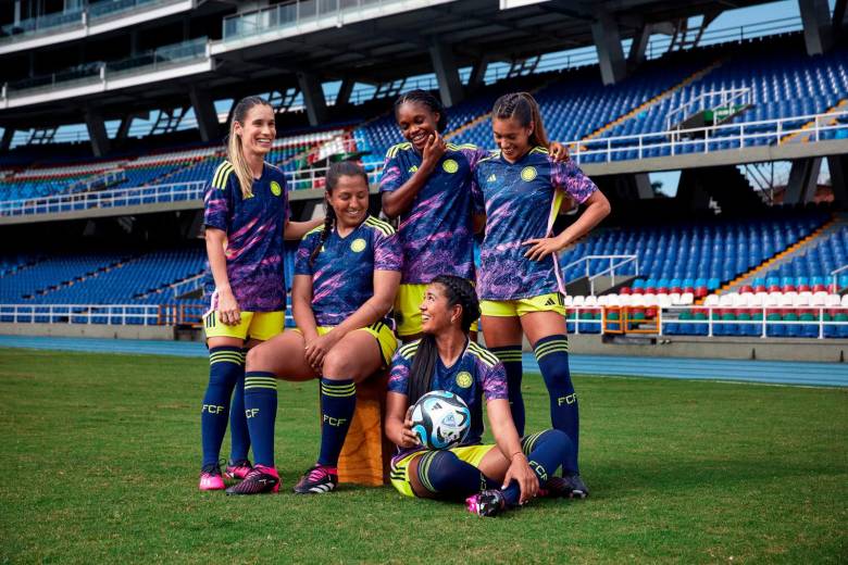 Este es el nuevo diseño de la camiseta de la Selección Colombia femenina con un diseño exclusivo inspirado en Caño Cristales. FOTO CORTESÍA FEDECOLFUTBOL