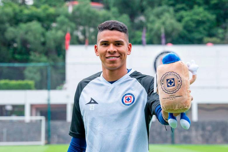 El arquero colombiano Kevin Mier recibió reconocimientos y elogios por su buen presente en el Cruz Azul de México. FOTO TOMADA @CRUZAZUL