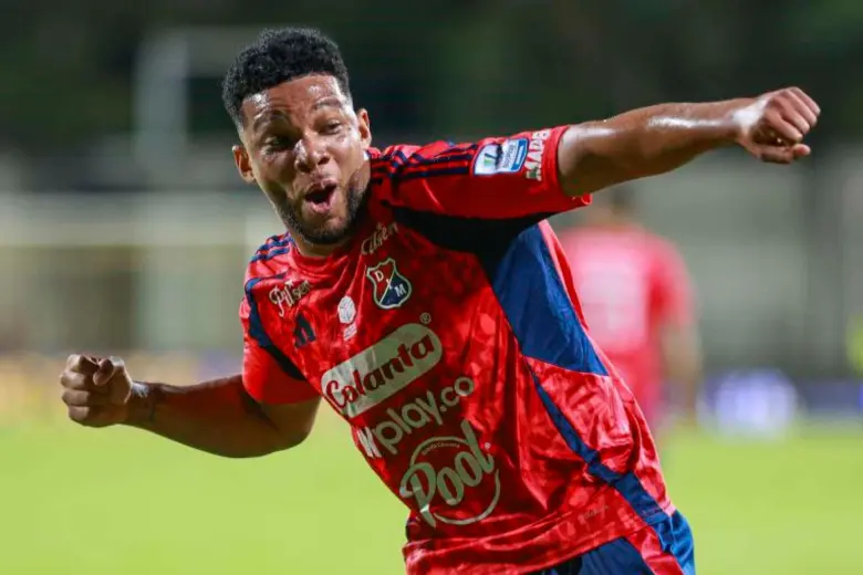 El lateral Frank Fabra renovó su contrato con el DIM y estará con el equipo hasta diciembre de 2027. FOTO MANUEL SALDARRIAGA 