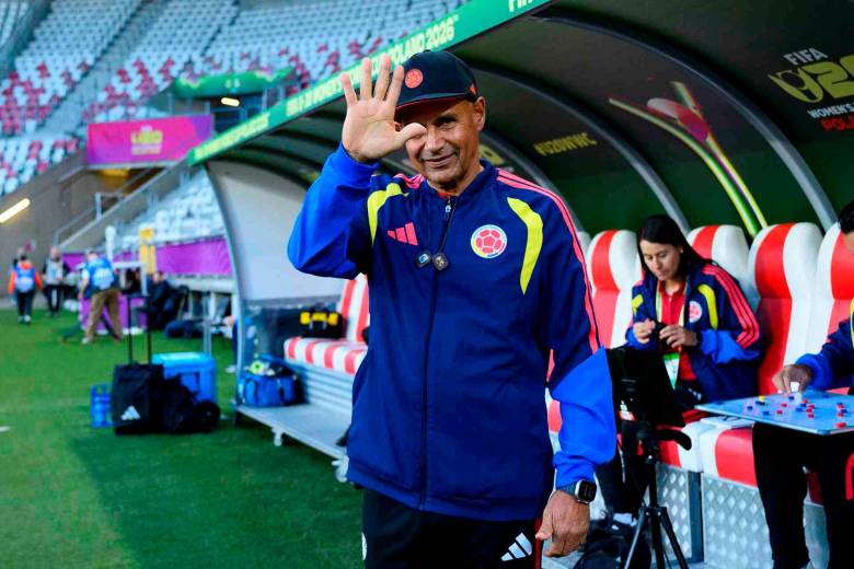 El técnico Carlos Paniagua ha participado en seis mundiales femenino de las categorías Sub-17 y Sub-20 logrando dos podios: plata en India 2022 y bronce en Polonia 2026. FOTO GETTY 