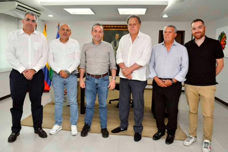 El alcalde de Cali, Alejandro Eder con los representantes de la Federación Colombiana de Fútbol, recibiendo la confirmación de Cali como sede de la Selección Colombia femenina. FOTO TOMADA X@alejoeder