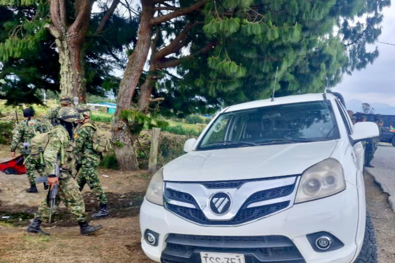 Tropas del Ejército Nacional recuperaron vehículos y capturaron a tres hombres durante el operativo que desmanteló un retén ilegal de disidencias de las FARC en la vía Panamericana, Cauca. FOTO: Ejército Nacional