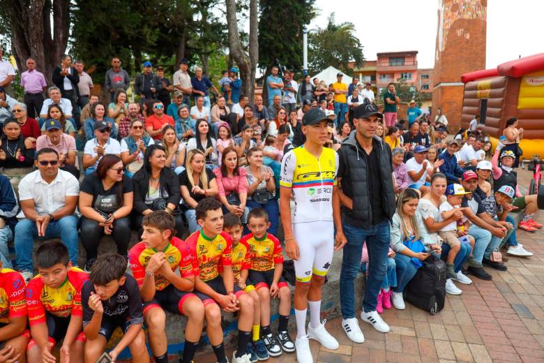 Alejandro Osorio con su hermano Frank en el acto especial en la plaza principal en El Carmen de Viboral. FOTO Éder Garcés - ADN Cycling
