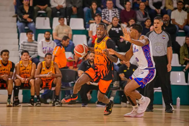 El norteamericano Daivon Bailey en acción con Paisas en el duelo ante Sabios de Manizales. FOTO CORTESÍA: ph.daniielocampo