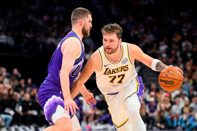 El esloveno Luka Doncic (#77) sumó 43 puntos en la victoria de los Lakers 135-118 ante los Clippers en la NBA. FOTO GETTY 