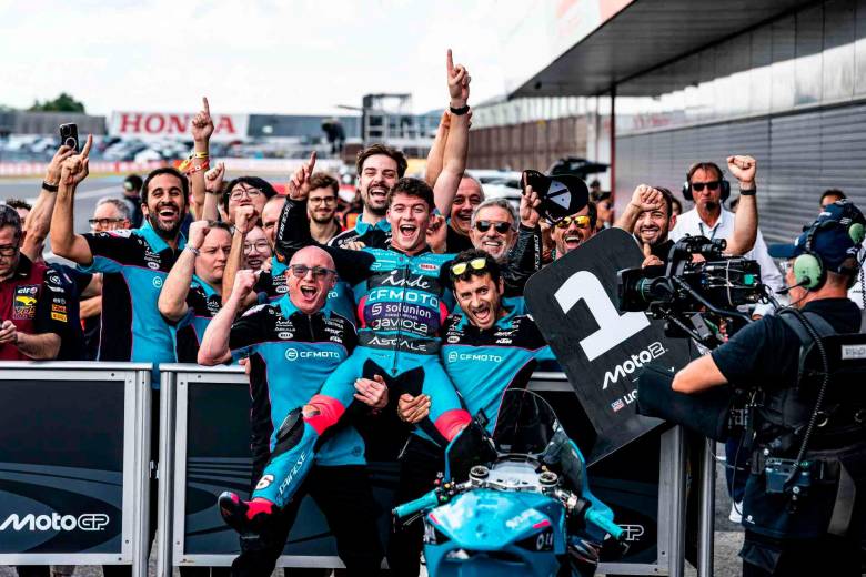 El equipo Aspar Team celebra con su piloto Dani Holgado el título como el rokkie de la temporada, que luchaba con el colombiano David Alonso. FOTO CORTESÍA ASPAR TEAM 