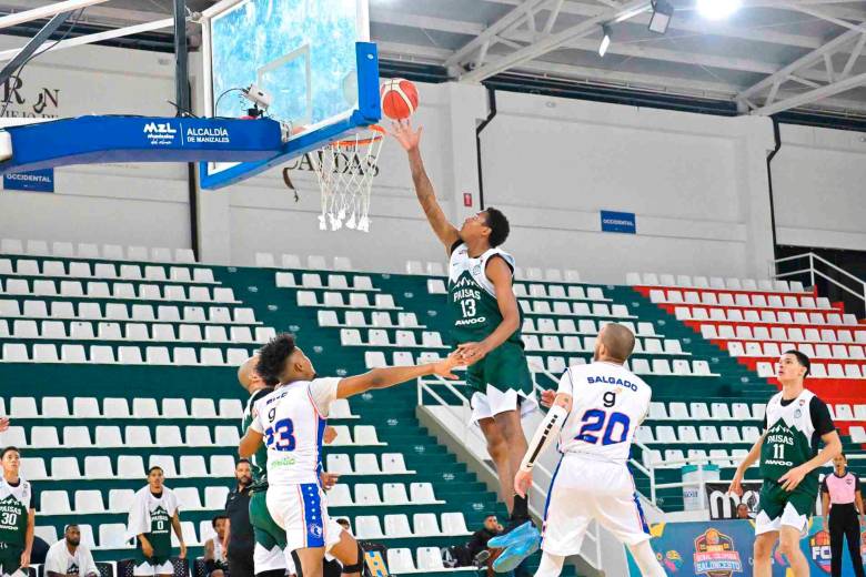 El antioqueño Johan Ríos en acción, en la victoria de Paisas, a domicilio ante Sabios en Manizales. El nacido en Apartadó fue el MVP, marcó 17 puntos. FOTO CORTESÍA DPB