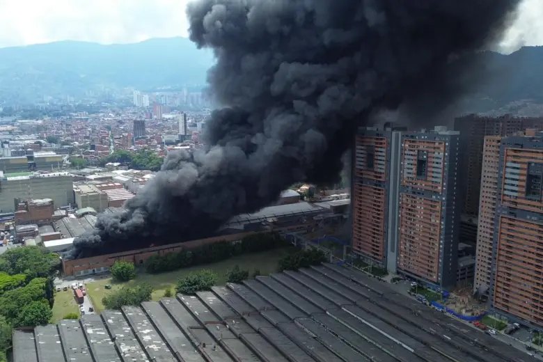 Incendio en los predios de la antigua fábrica de Coltejer. FOTO: Manuel Saldarriaga