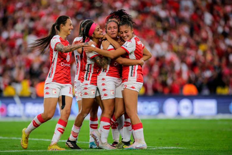 Las jugadas de Santa Fe celebran el triunfo ante América en el duelo de ida por la final de la Liga Profesional femenina. FOTO COLPRENSA