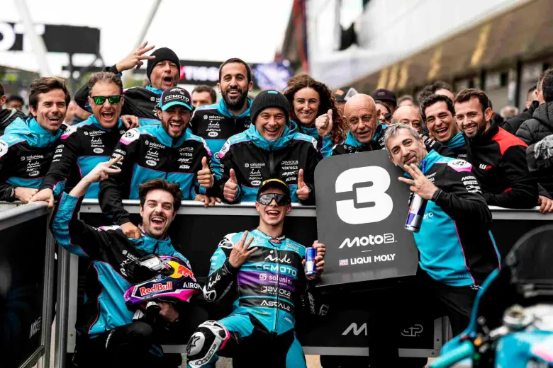 Primer podio de David Alonso en Moto2, el colombiano voló en el Gran Premio de Silverstone