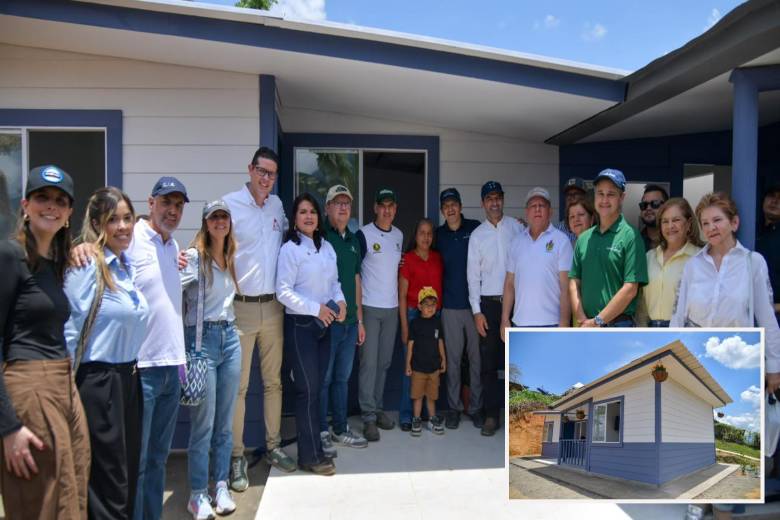 Doña Luz, de rojo, junto a varios de los directivos de las entidades que participan en Adopta Un Hogar. Abajo como quedó la casa terminada y dotada. FOTO: Cortesía