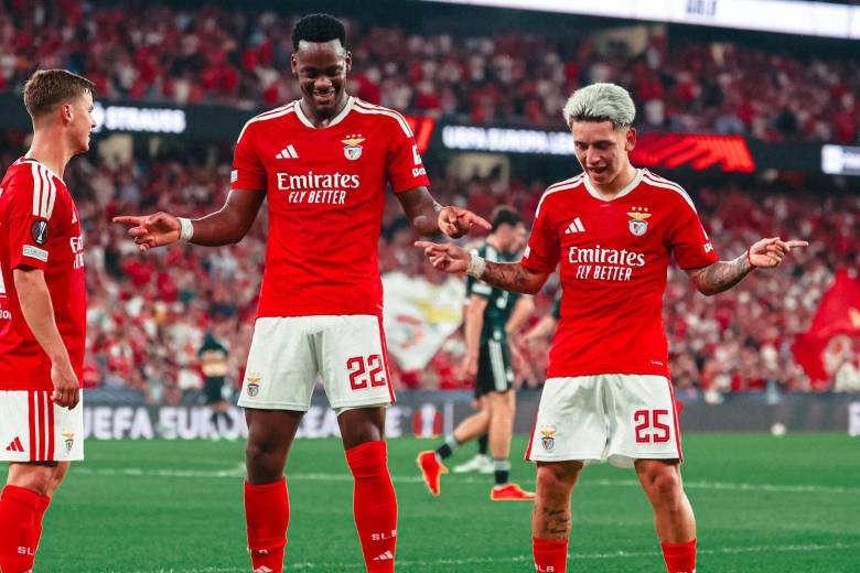 Jhon Jader Durán celebrando junto a Gianluca Prestianni. FOTO: X SLBenfica