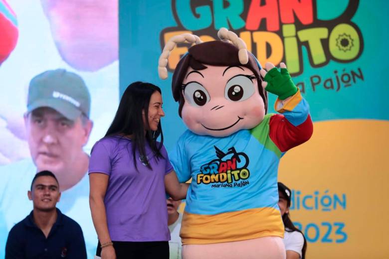 Mariana aprovechó la entrega de kits del Gran Fondito para presentar a Atómica, la mascota del evento que le hace honor a como era llamada la medallista olímpica en sus inicios. FOTO CARLOS VELÁSQUEZ 