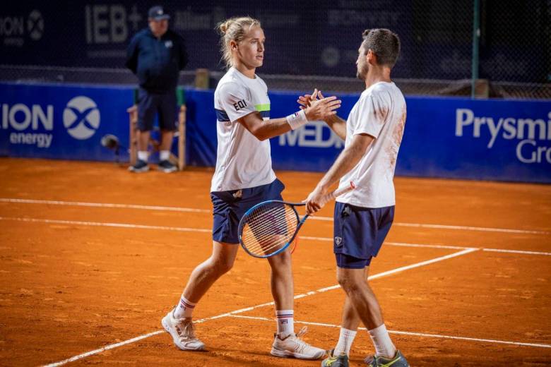El colombiano Nicolás Barrientos celebra con su compañero Rafael Matos la victoria en el ATP 250 de Buenos Aires. FOTO: Cortesía Fedecoltenis