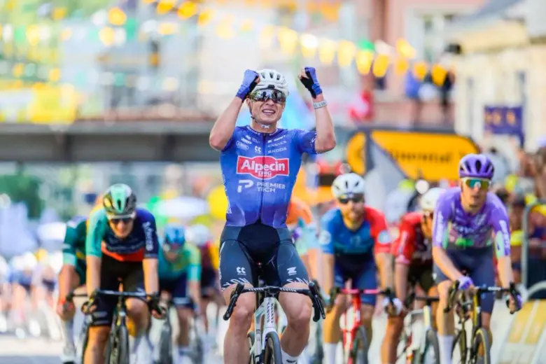 El belga Jasper Philipsen celebra su triunfo en la etapa 17 del Tour de Francia, en una etapa que terminó en un gran sprint final, en un emocionante remate. FOTO TOMADA X@LeTour