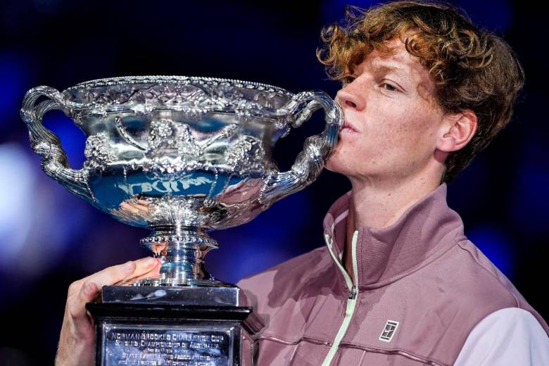 El joven italiano, Jannik Sinner, besa el trofeo que lo consagra como campeón del Abierto de Australia. FOTO GETTY 